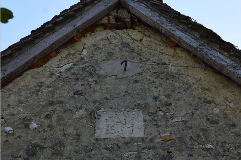 Alignement de deux maisons, vue de détail du pignon nord : inscription "REPARE l'AN 1857" gravée sur une pierre de taille calcaire.