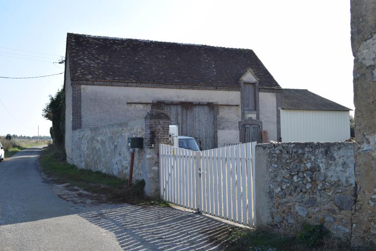 Grange-étable et muret de clôture fermant la cour, ferme de La Gevrie.