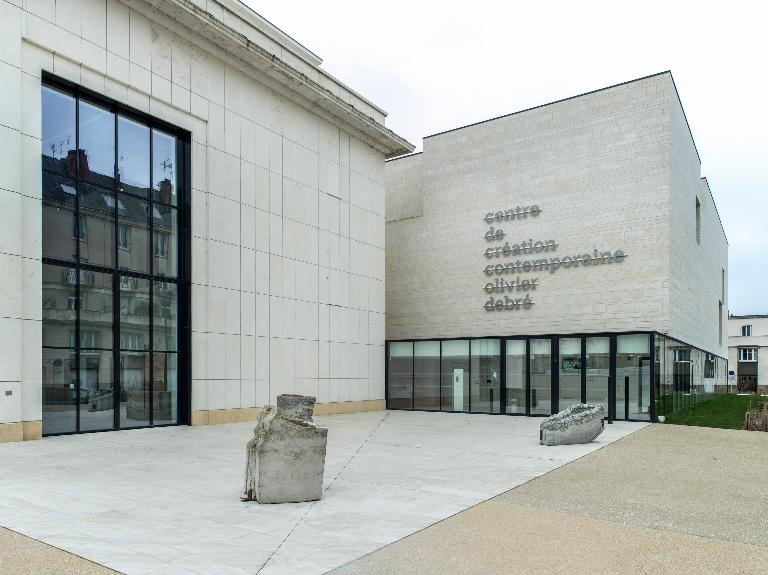 Vue d'ensemble de la façade nord du bâtiment d'origine et de la façade est la nouvelle aile inaugurée en 2017.