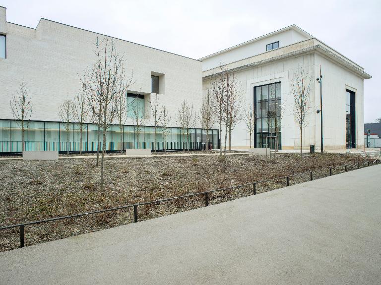 Vue d'ensemble des façades ouest et sud du bâtiment d'origine et de la façade sud de la nouvelle aile inaugurée en 2017.