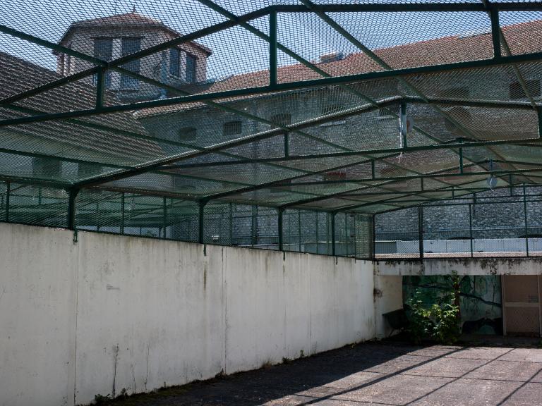 Vue du bâtiment principal de la prison prise depuis la cour de promenade centrale du quartier des hommes (celle réservée aux détenus mineurs).