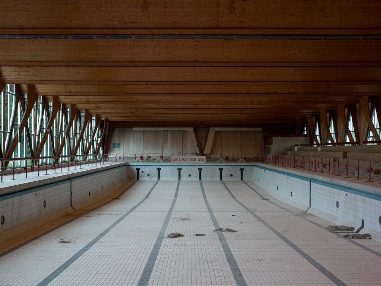 Vue intérieure du bassin sportif.