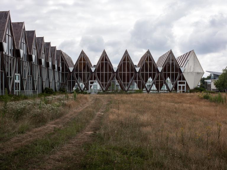 Vue d'ensemble des façades (sud et ouest) sur le jardin prise depuis le nord-ouest.
