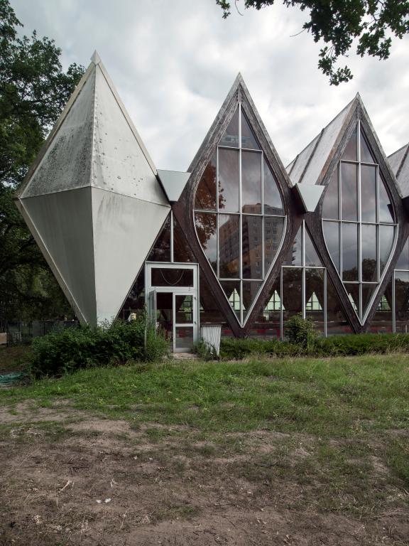 Vue de détail de l'extrémité ouest de la façade sur jardin avec ses losanges en polyester et en verre. 