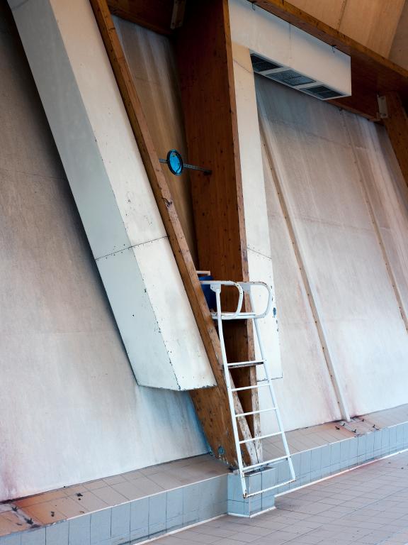 Vue de la chaise du maître-nageur chargé de la surveillance du bassin d'apprentissage situé à l'extrémité sud de l'aile correspondante.