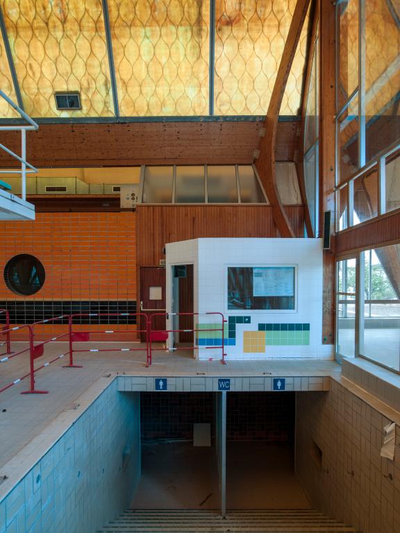 Vue intérieure de l'escalier droit reliant le niveau des bassins à celui des vestiaires (sous-sol semi-enterré).