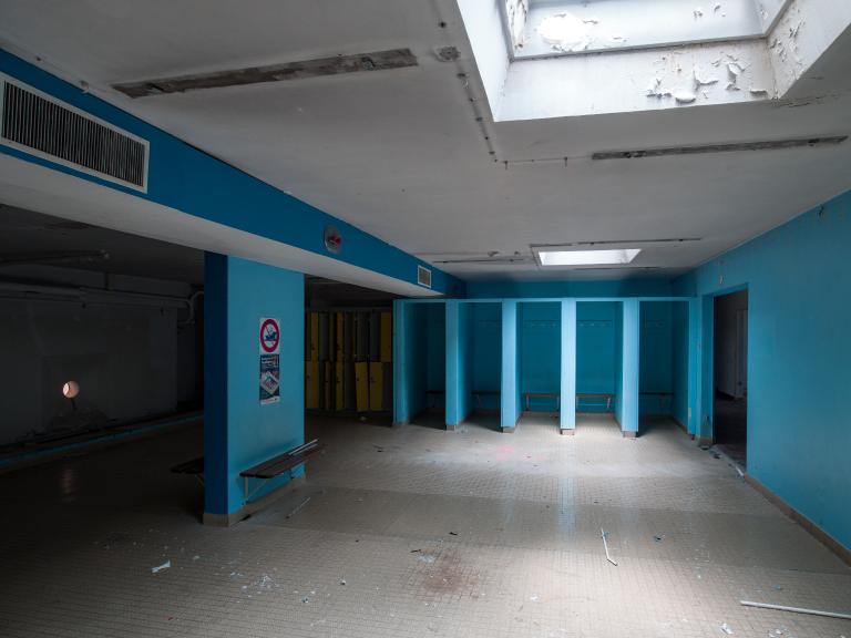 Vue intérieure du vestiaire public réservé à la partie homme (sous-sol semi-enterré).