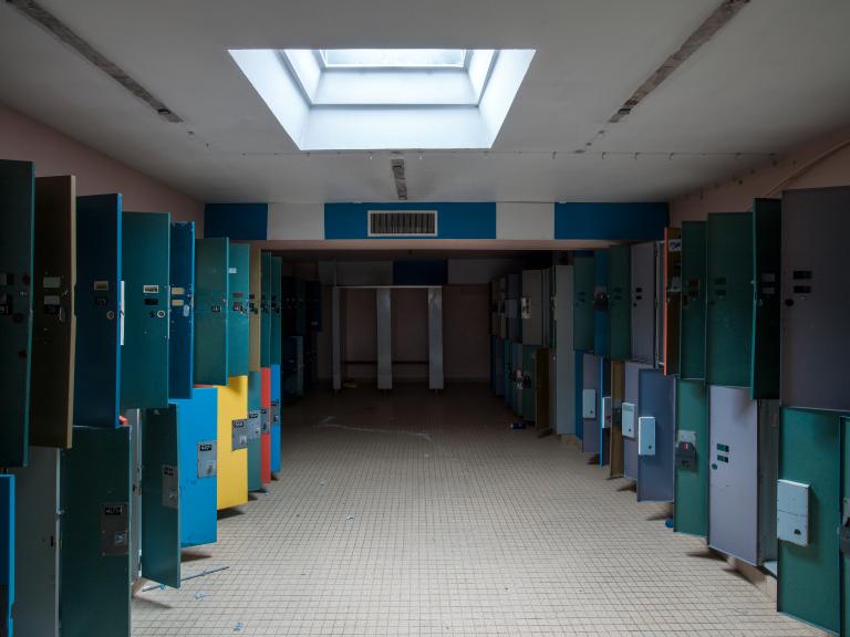 Vue intérieure du vestiaire collectif situé du côté des hommes (sous-sol semi-enterré).