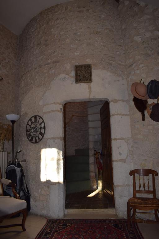Intérieur, appentis sud, vue de la tour d'escalier et de sa porte d'accès.
