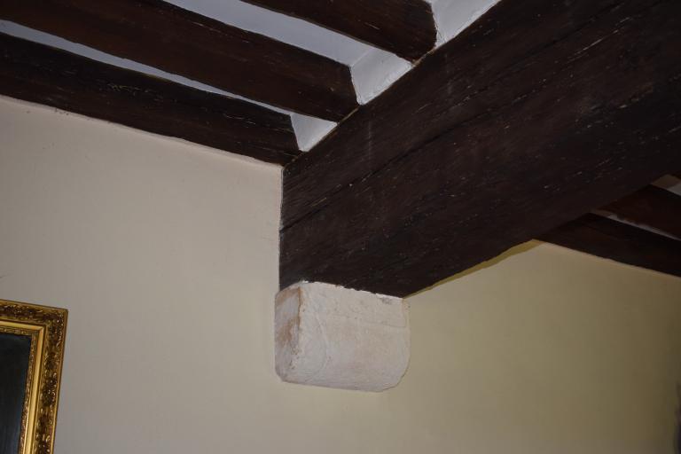 Intérieur, rez-de-chaussée vue de détail du corbeau portant la poutre maîtresse.