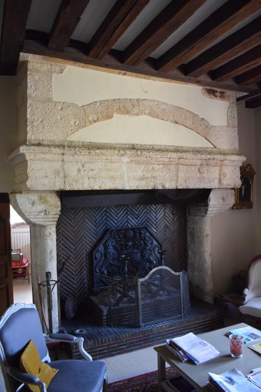 Intérieur, vue de la cheminée monumentale de la salle (rez-de-chaussée).