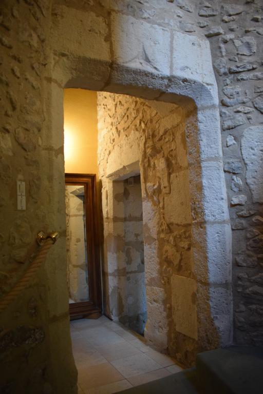 Intérieur, porte d'accès à la chambre (étage carré) depuis l'escalier.