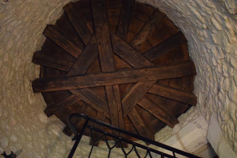 Intérieur, vue de détail de l'enrayure de la tour d'escalier.