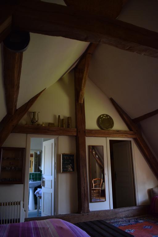 Intérieur, vue d'ensemble d'une ferme (charpente).