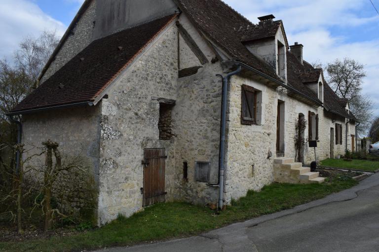 Petites Bordes : alignement de trois maisons