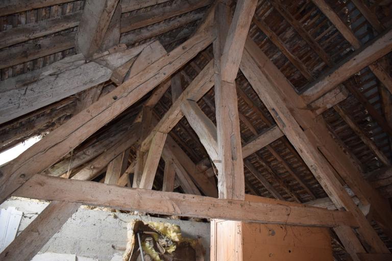 Intérieur, vue partielle de la charpente du corps de bâtiment.