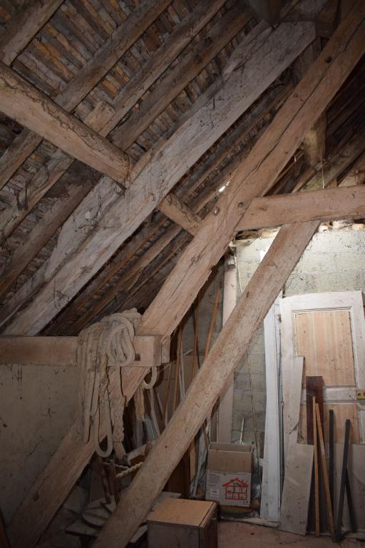 Intérieur, vue partielle de la charpente du corps de bâtiment.