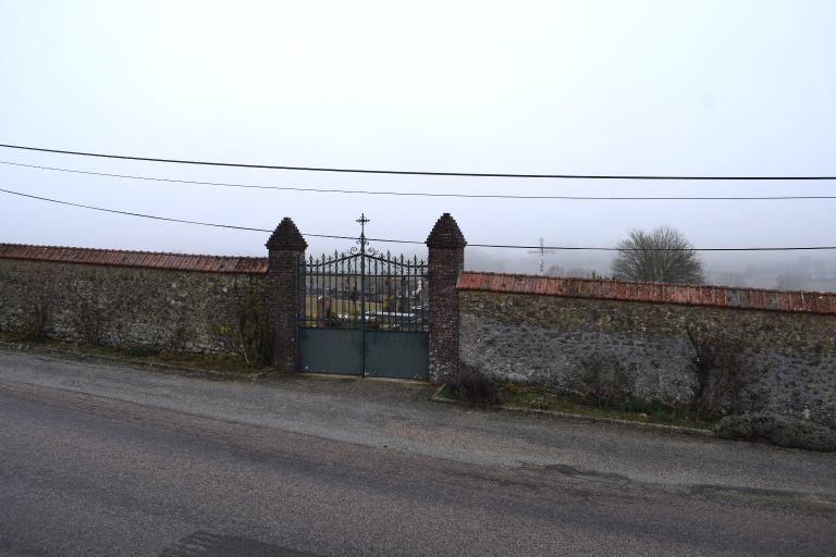 Portail et murets de clôture du cimetière.