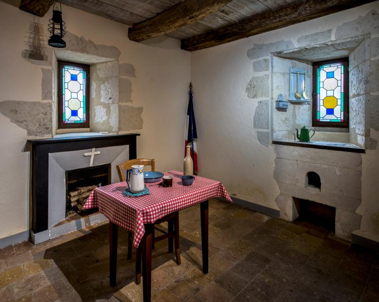 Tour-clocher de l'église, premier étage : salle du curé. ; Premier étage de la tour-clocher, salle du presbytère, vue générale.