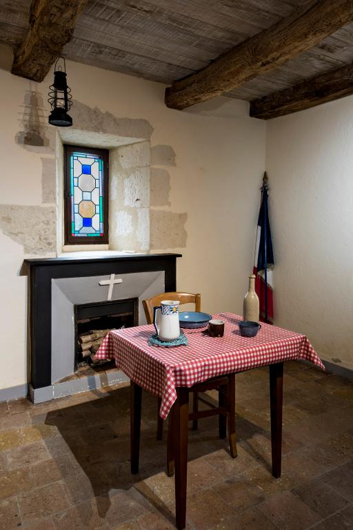 Premier étage de la tour-clocher, salle du presbytère, vue générale.