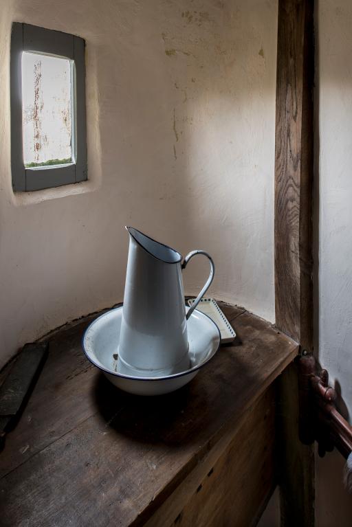 Premier étage de la tour-clocher, cabinet destiné aux ablutions, vue de détail.