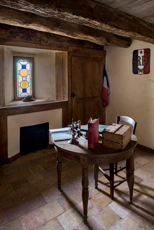 Tour-clocher de l'église, deuxième étage : salle de la mairie. ; Deuxième étage de la tour-clocher, salle de la mairie, vue générale.