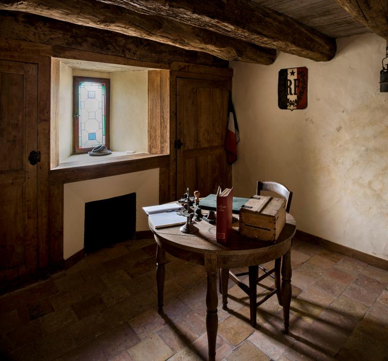 Deuxième étage de la tour-clocher, salle de la mairie, vue générale.