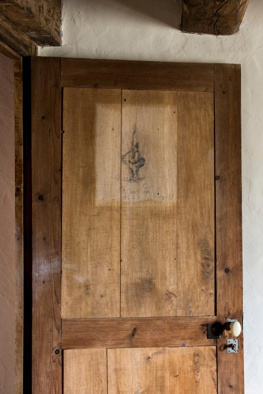 Deuxième étage de la tour-clocher, vue partielle de la porte de la salle de la mairie.