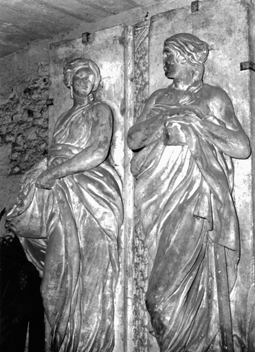 L'Espérance et la Charité. Hauts-reliefs déposés au musée des Beaux-Arts de Chartres après le démantèlement du jubé en 1866 (photographiés en réserve). Après avoir été restaurés, ils ont réintégré la cathédrale en 2007.