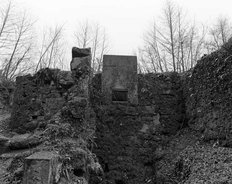 Haut-fourneau, pièce sud-est abritant la roue de la soufflerie. Vue prise avant restauration.