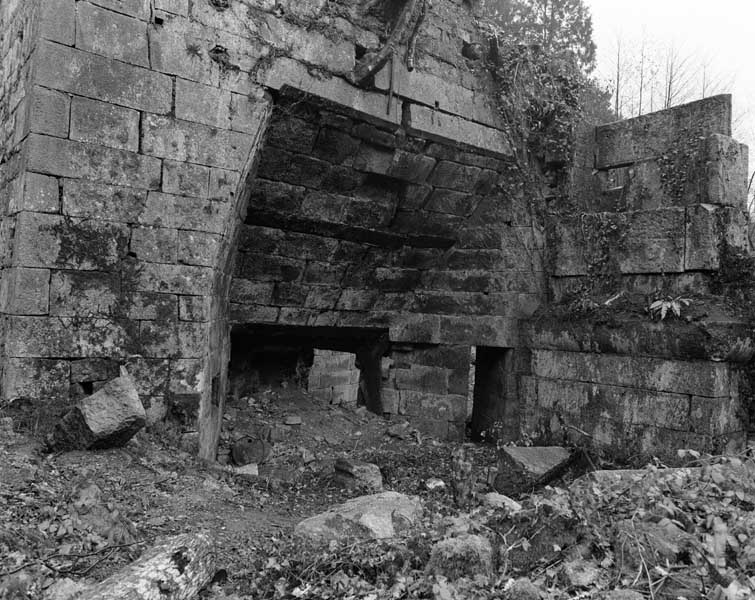 Haut-fourneau, vue prise du sud-ouest, avant restauration.
