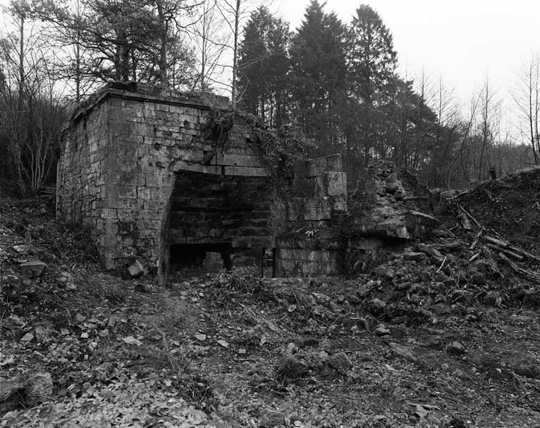 Haut-fourneau, vue prise du sud-ouest, avant restauration.