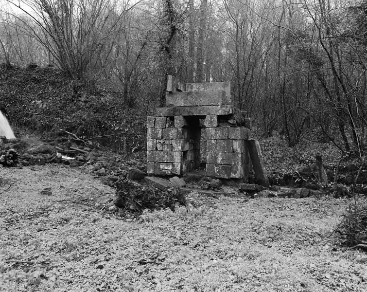 Affinerie : réservoir à eau de la roue du marteau. Vue prise du nord-est, avant restauration.