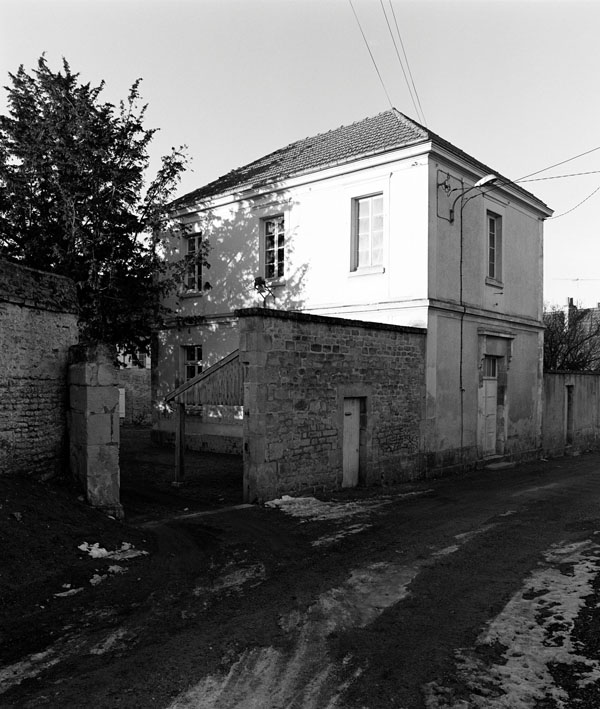 Ecole. Vue d'ensemble. ; Vue d'ensemble sur rue.
