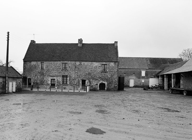 Ferme n°1. Logis. Elévation ouest sur cour. Porcherie au nord, charretterie au sud. ; Ferme n°1. Logis. Elévation ouest sur cour. Porcherie au nord, charretterie au sud.