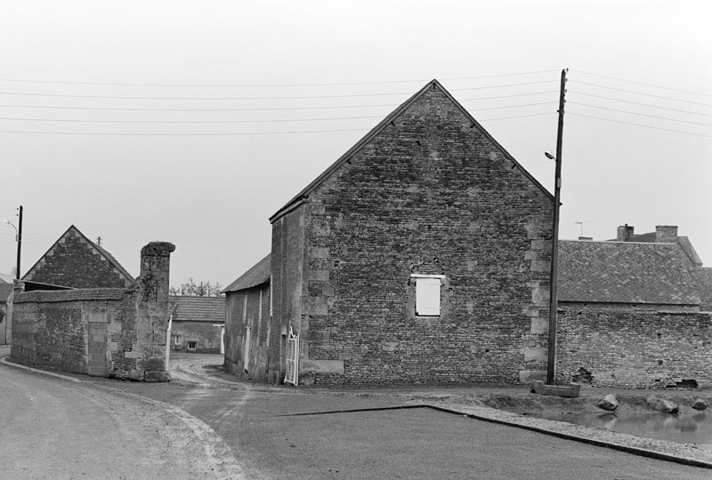 Ferme n°1. Vue générale prise du sud. Portail et grange.