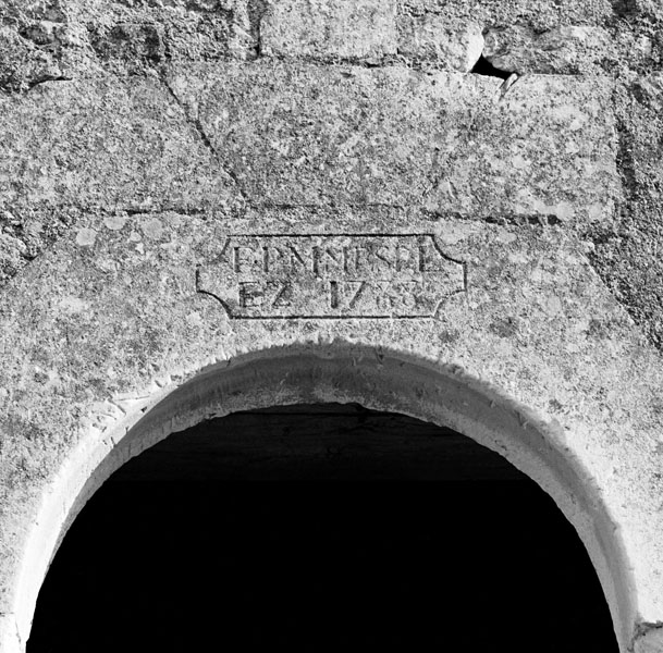 Grange. Date gravée sur l'arc de la baie centrale du second niveau : 1788.