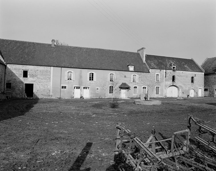 Elévation nord sur cour. Logis et grange. ; Ferme à Urville : logis et grange.