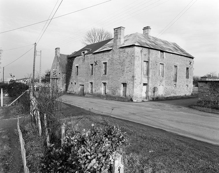 Maison. Vue prise du sud-ouest. ; Vue prise du sud-ouest. ; Maison à Bretteville-le-Rabet : vue prise du sud-ouest.
