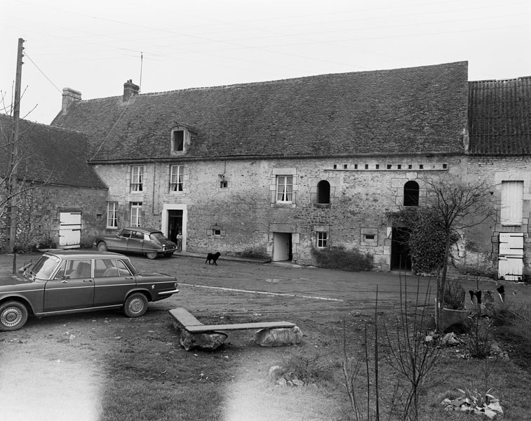 Saint-Hilaire. Ferme. Elévation extérieure ouest sur cour. Logis et étables. ; Elévation extérieure ouest sur cour. Logis et étables.