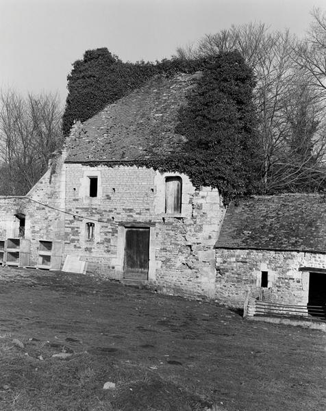 Bâtiment agricole au sud de la cour.