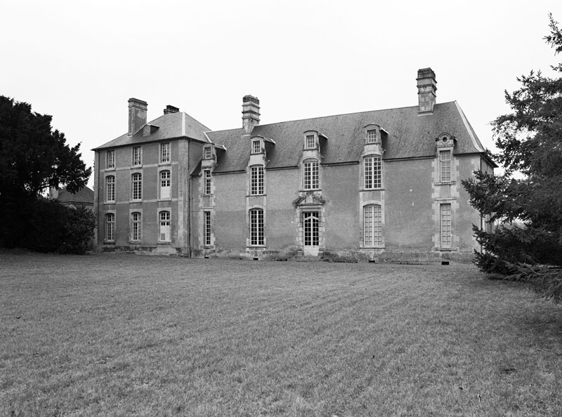 Bray-la-Campagne. Château. Elévation postérieure est. ; Elévation postérieure est.