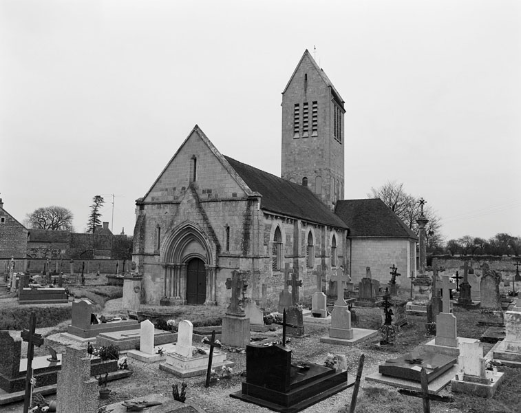 Fierville. Eglise paroissiale Saint-Pierre. Vue générale prise du sud-ouest. ; Vue générale prise du sud-ouest.