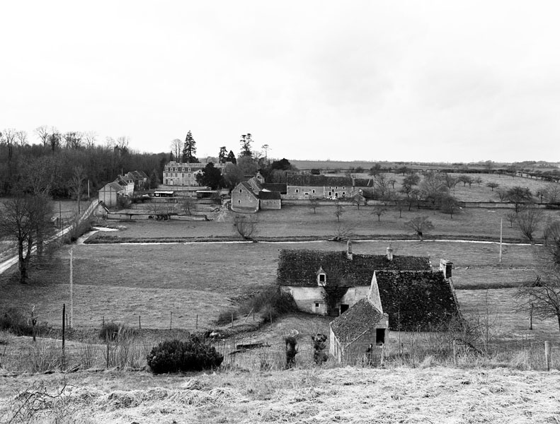Ifs-sur-Laizon. Château. Vue générale prise de l'est. ; Vue générale prise de l'est.
