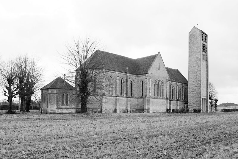 Eglise paroissiale Notre-Dame. Vue d'ensemble prise du nord-est. ; Vue d'ensemble prise du nord-est. ; Magny-la-Campagne, église paroissiale Notre-Dame prise du nord-est.