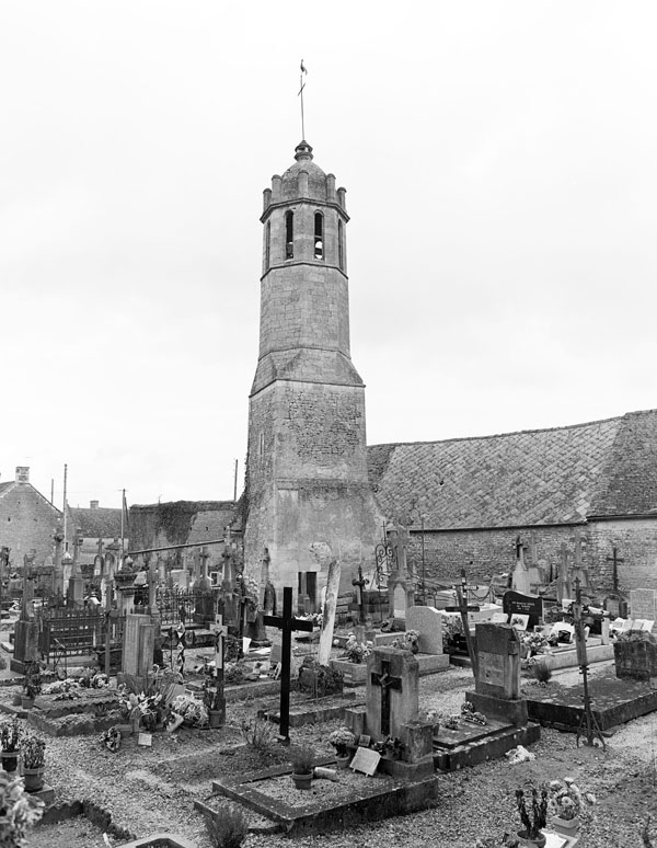 Tour prise du sud-est. ; Magny-la-Campagne, église paroissiale Notre-Dame, tour prise du sud-est.