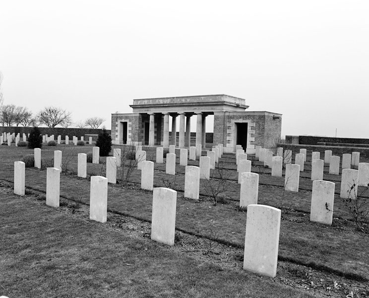 Gaumesnil. Cimetière militaire Canadien. ; Vue du sud-ouest.