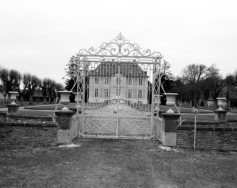 Vue générale prise de l'est. ; Vieux-Fumé, château du Mesnil.