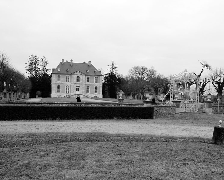 Château du Mesnil. Logis. Elévation antérieure ouest sur la cour d'honneur. ; Logis. Elévation antérieure ouest sur la cour d'honneur.