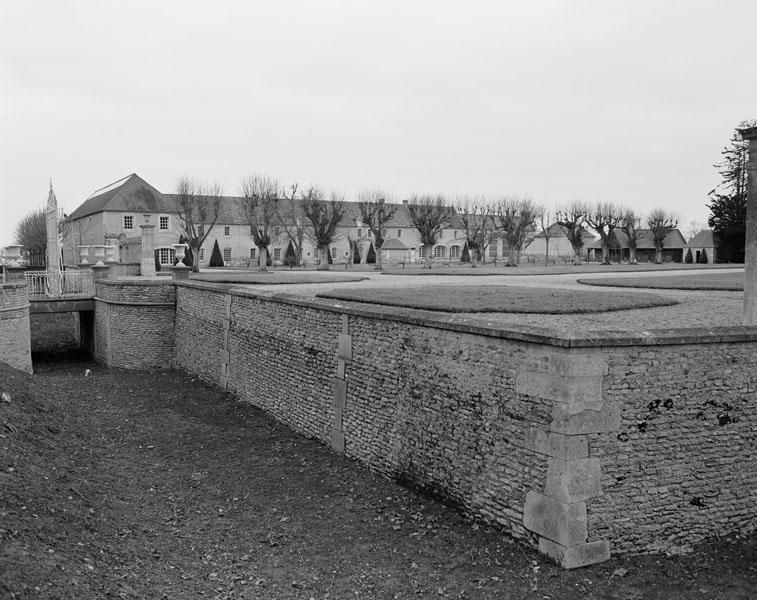 Communs. Elévation sud sur la cour d'honneur.